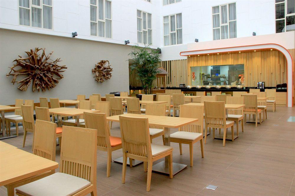 Harris Hotel Raya Kuta Lombok Exteriör bild