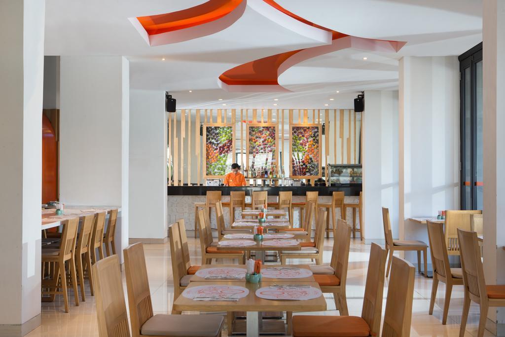Harris Hotel Raya Kuta Lombok Exteriör bild