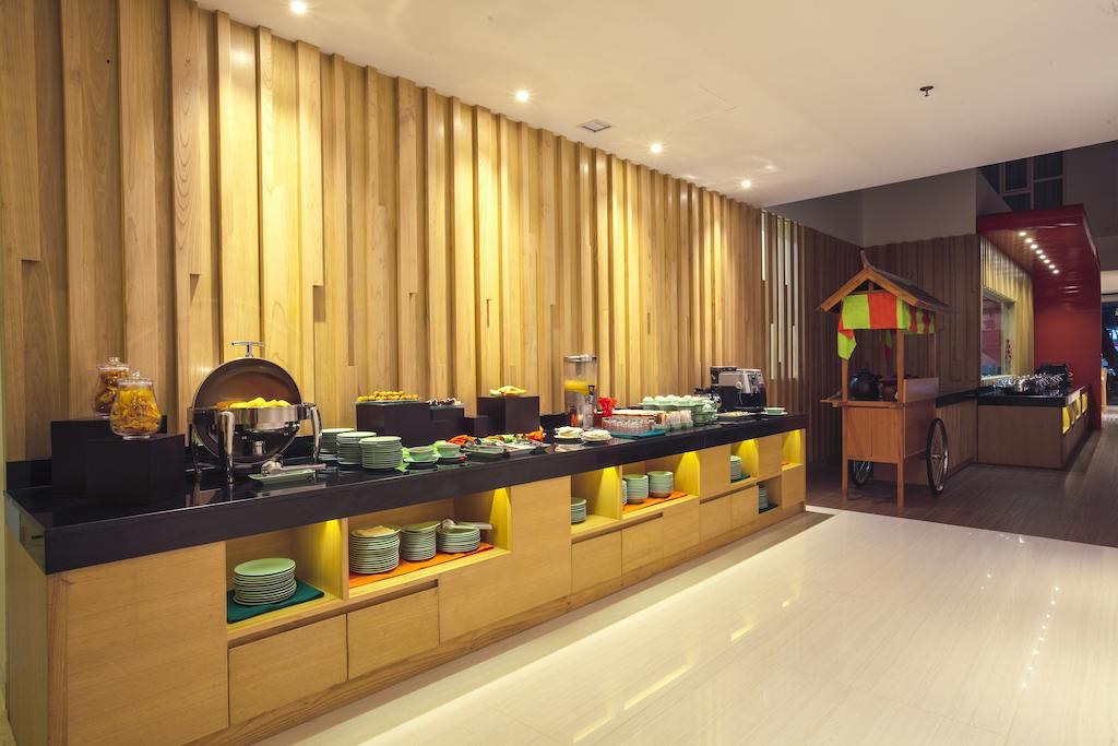 Harris Hotel Raya Kuta Lombok Exteriör bild