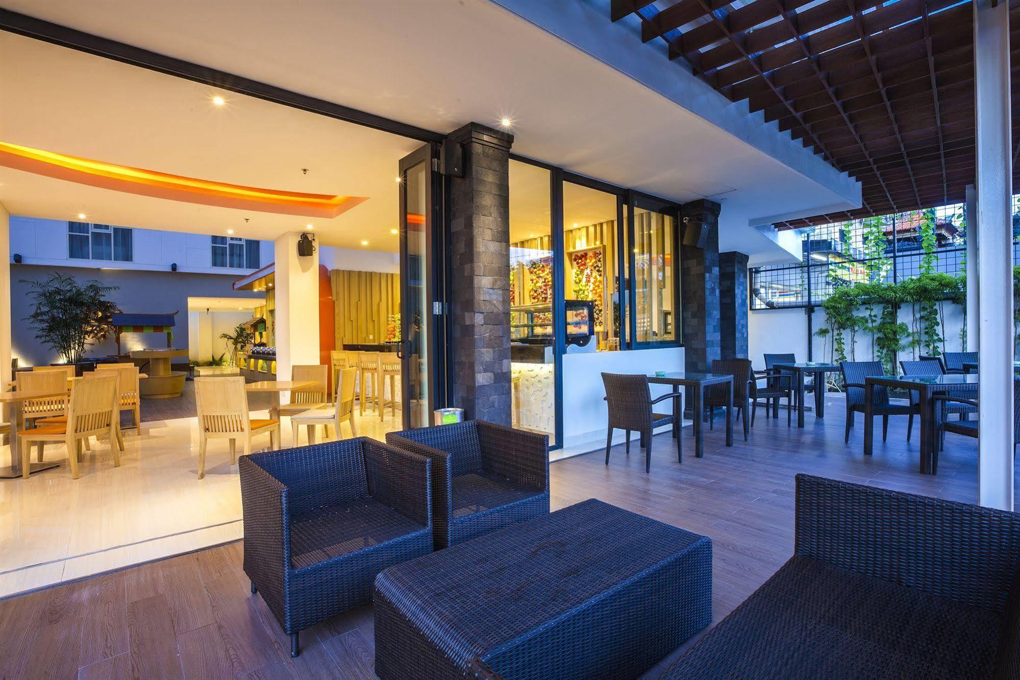 Harris Hotel Raya Kuta Lombok Exteriör bild