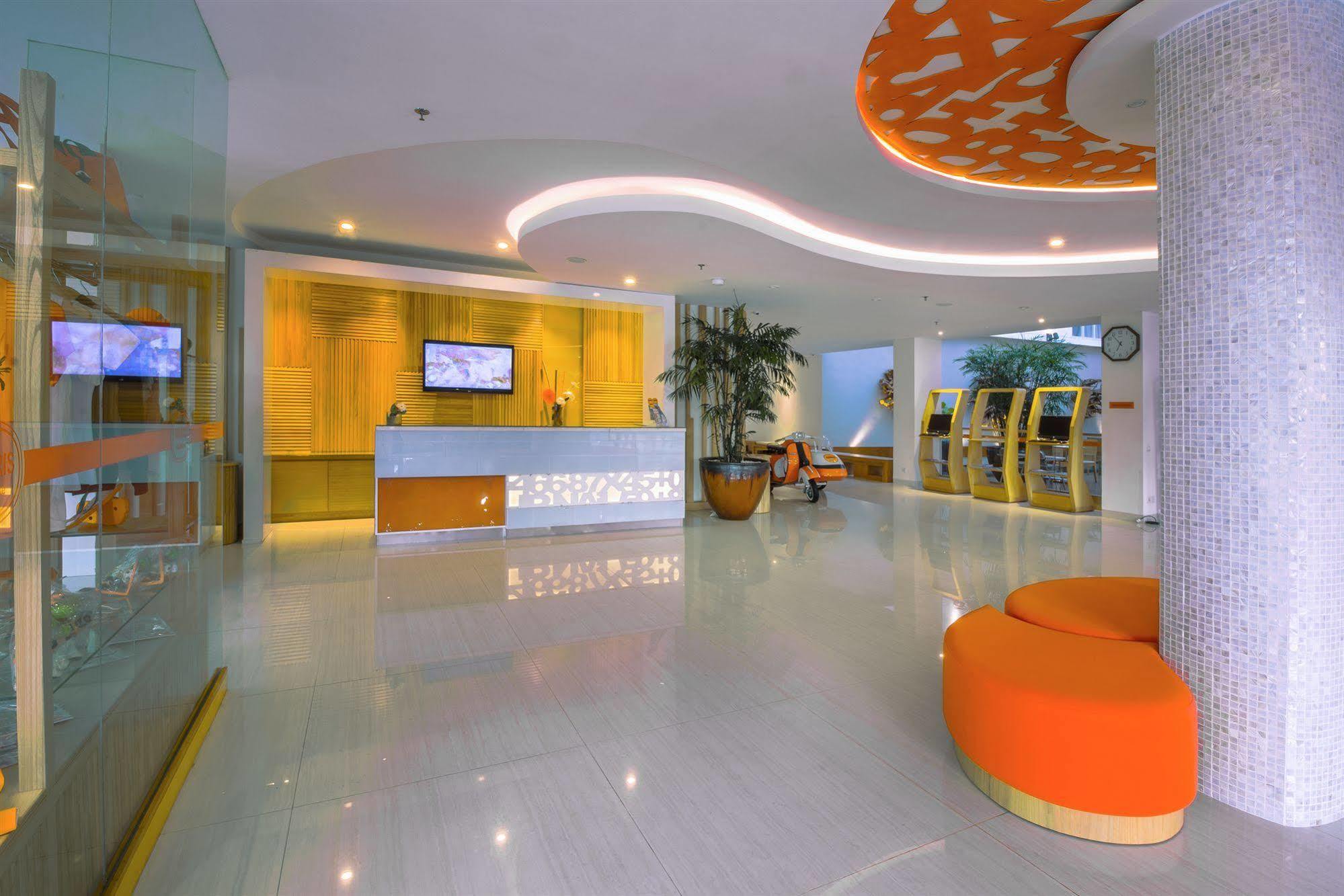 Harris Hotel Raya Kuta Lombok Exteriör bild