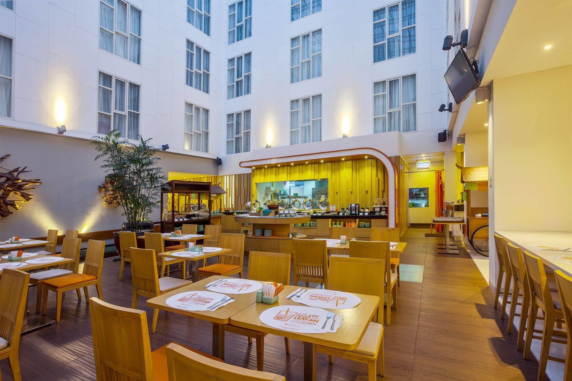 Harris Hotel Raya Kuta Lombok Exteriör bild