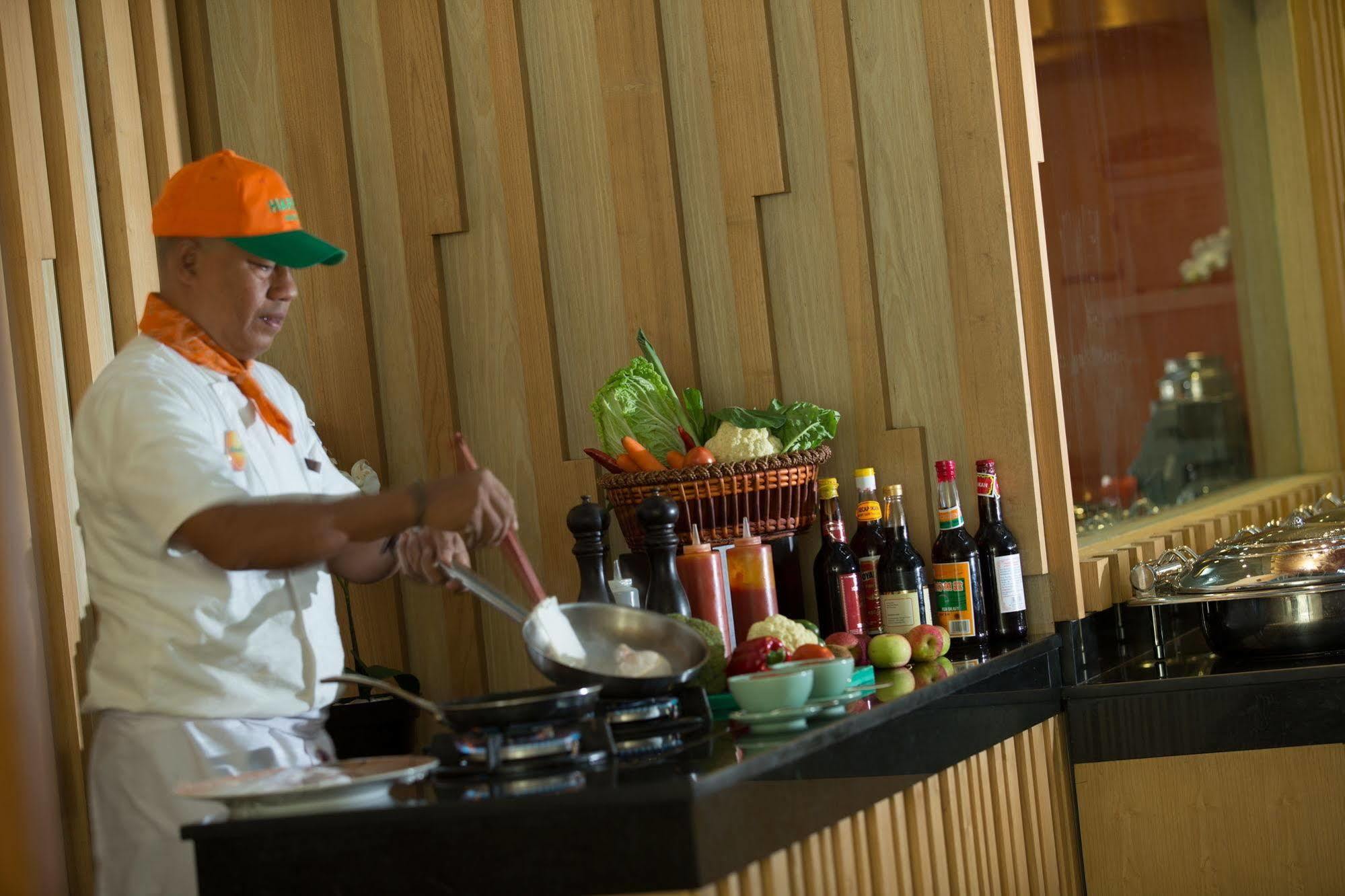 Harris Hotel Raya Kuta Lombok Exteriör bild