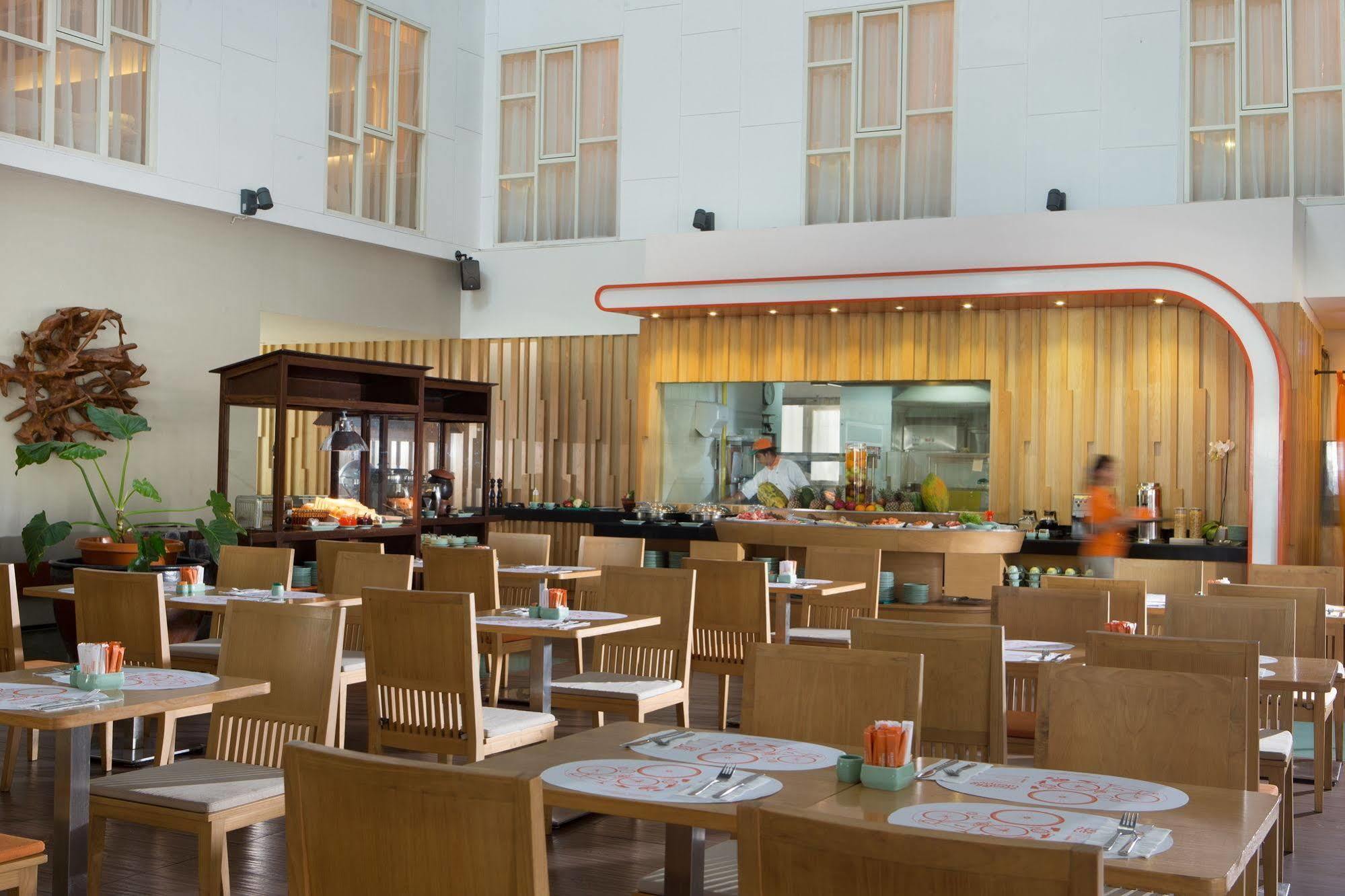Harris Hotel Raya Kuta Lombok Exteriör bild