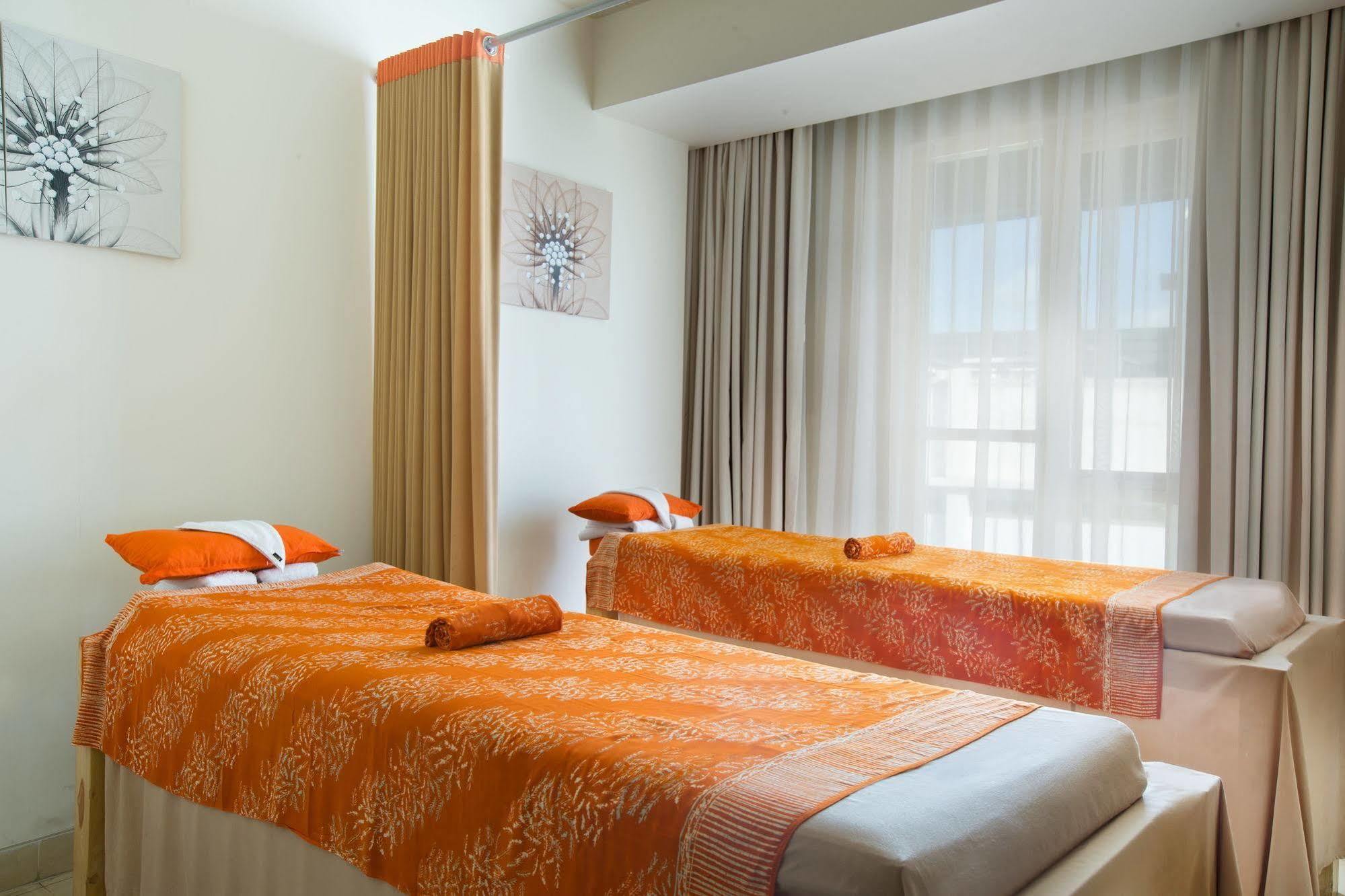 Harris Hotel Raya Kuta Lombok Exteriör bild