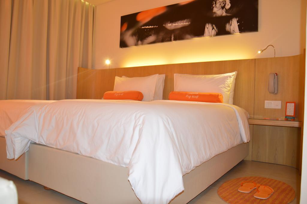 Harris Hotel Raya Kuta Lombok Rum bild